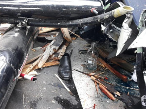 Trosky zříceného vrtulníku, ve kterém zahynuli čtyři lidé