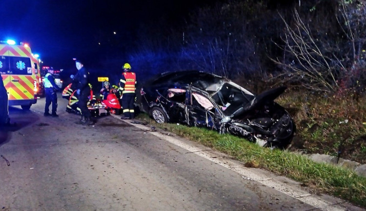 Dva lidé zahynuli při listopadové nehodě na sjezdu z dálnice D5