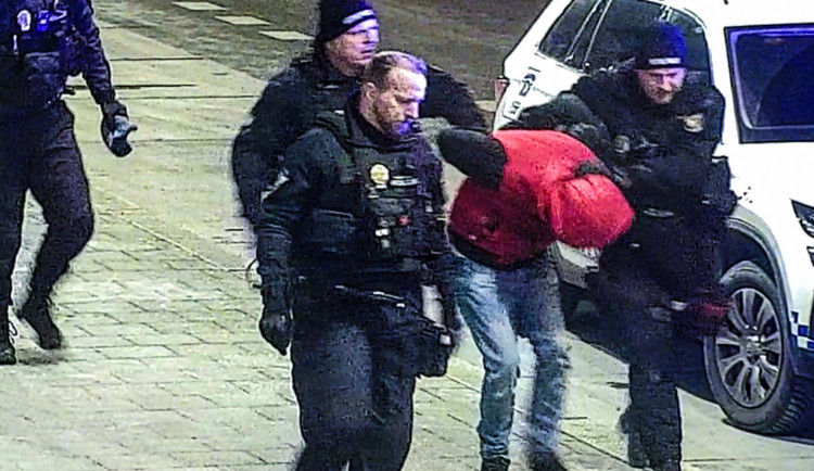 Opilý cizinec vyhrožoval řidiči autobusu fyzickou likvidací, tvrdě narazil