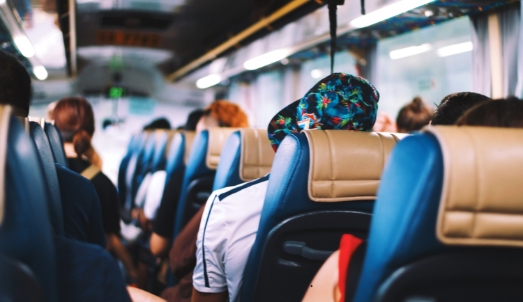 Nová autobusová linka přímo spojuje obě strany republiky. Vede i přes Prahu