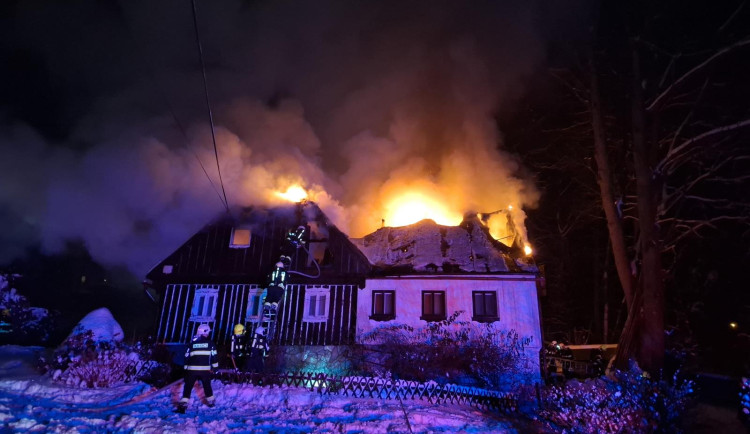 V Jabloneckých Pasekách v noci vyhořela roubenka. Náročný zásah komplikoval sníh