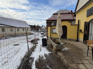 Půl roku v obležení stavby. Oblíbená kavárna má konečně o něco lepší přístup