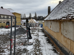 Půl roku v obležení stavby. Oblíbená kavárna má konečně o něco lepší přístup