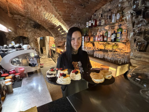 Půl roku v obležení stavby. Oblíbená kavárna má konečně o něco lepší přístup