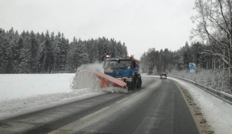V Karlovarském kraji mrzne, silnice jsou promrzlé, ale sjízdné