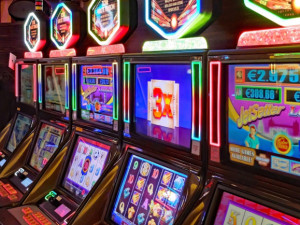 Do konce roku 2025 měl v Plzni skončit hazard. Některá kasina ale ještě nezhasla