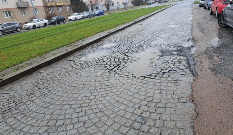 Slovanská alej se dočká potřebné rekonstrukce, potrvá šest měsíců a kostky nahradí asfalt