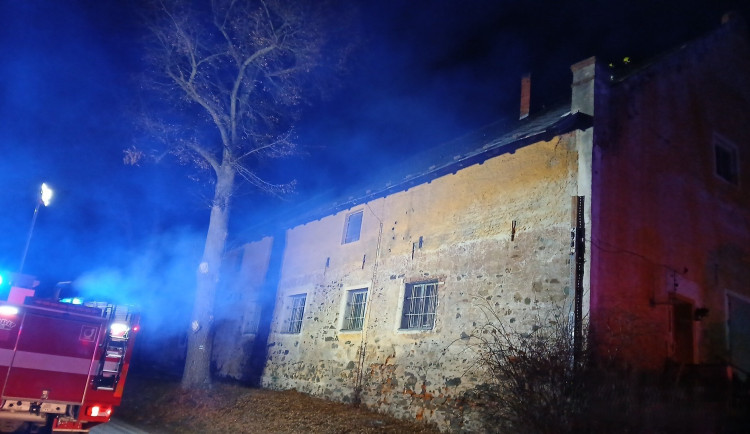 Plameny pohltily dům, který slouží i jako sklad nábytku. Hasiči museli rozřezat mříže