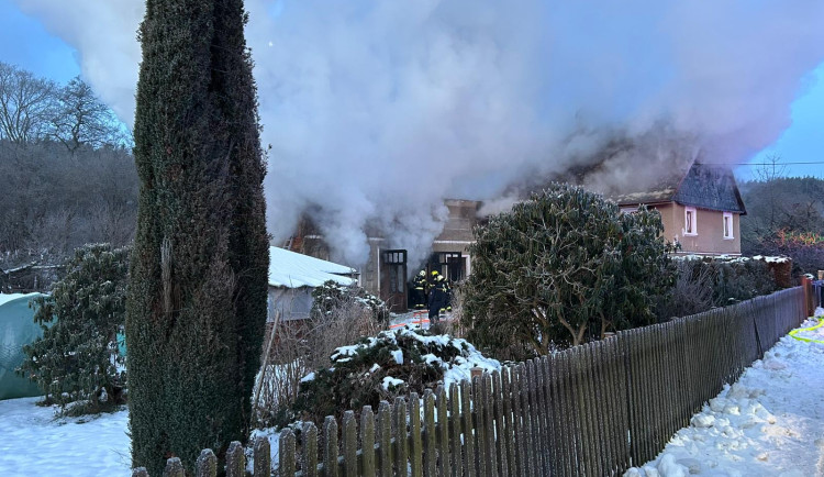 Požár ve Velenicích. Oheň zasáhl dílnu u rodinného domu