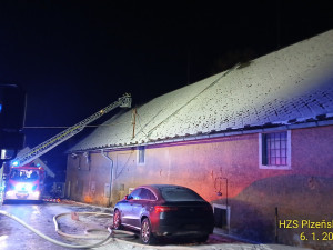 Plameny pohltily dům, který slouží i jako sklad nábytku. Hasiči museli rozřezat mříže