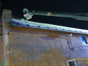 Plameny pohltily dům, který slouží i jako sklad nábytku. Hasiči museli rozřezat mříže