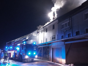 Požár bavorské pekárny zaměstnal stovky hasičů, pomáhali i Češi. Komplikací byl silný mráz