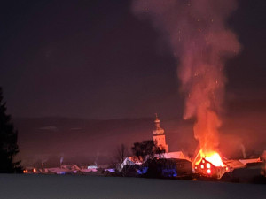 Požár bavorské pekárny zaměstnal stovky hasičů, pomáhali i Češi. Komplikací byl silný mráz