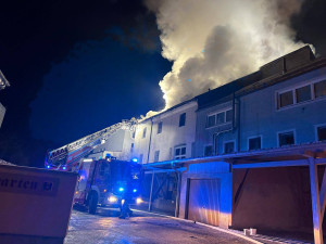 Požár bavorské pekárny zaměstnal stovky hasičů, pomáhali i Češi. Komplikací byl silný mráz