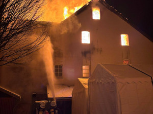 Požár bavorské pekárny zaměstnal stovky hasičů, pomáhali i Češi. Komplikací byl silný mráz