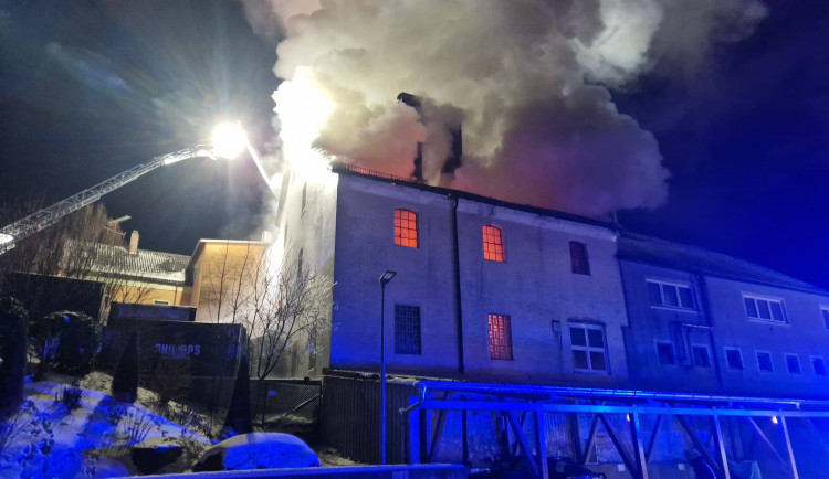 U požáru bavorské pekárny zasahovalo 200 hasičů, vše komplikoval silný mráz