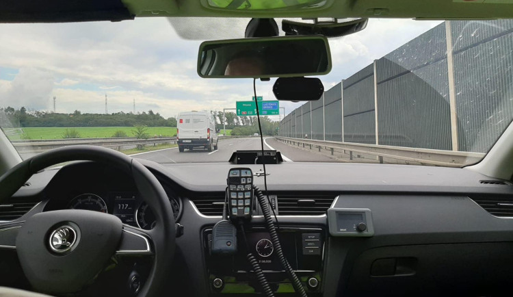 Rychlá jízda i alkohol za volantem. Policisté z Hořic měli plné ruce práce