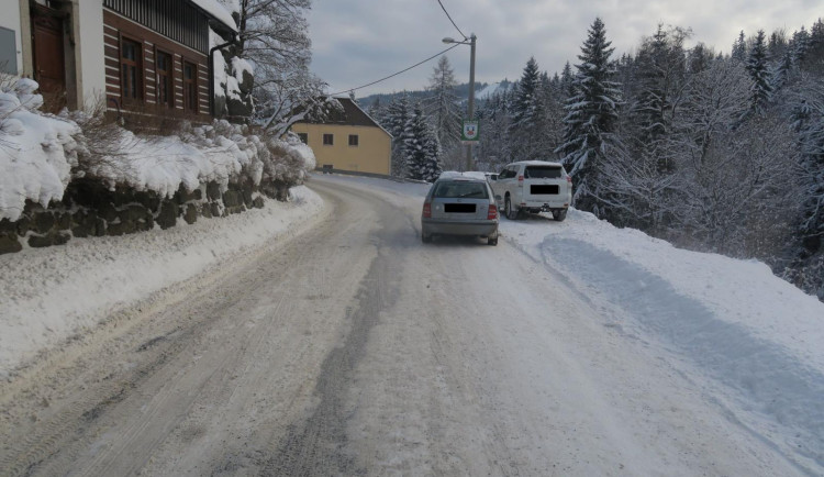 Na zasněžené silnici se v zatáčce vyhýbala chodci, v protisměru došlo ke střetu s autem