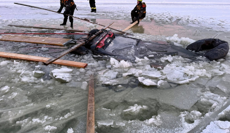 Potopená osmikolka je z Lipna venku, bruslařský ovál ale možná vůbec nevznikne