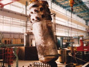 Tlaková nádoba reaktoru VVER-440 v Reaktorové hale (osmdesátá léta 20. století)