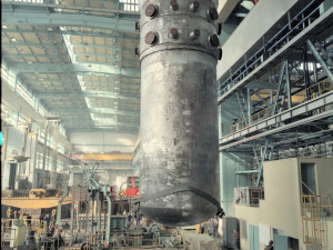 Manipulace s tlakovou nádobou reaktoru VVER-440 o váze 250 tun pomocí mostového jeřábu v Reaktorové hale (osmdesátá léta 20. století)