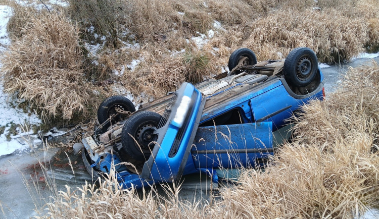 Auto skončilo na střeše v potoce. Řidič utekl a policie po něm pátrá