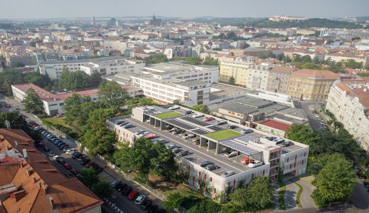Konec dopravního chaosu u Dětské nemocnice. Vyroste tam parkovací dům