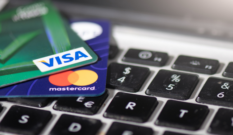 Přišla jí zpráva o přeplatku u pojišťovny. Nakonec přišla o tisíce