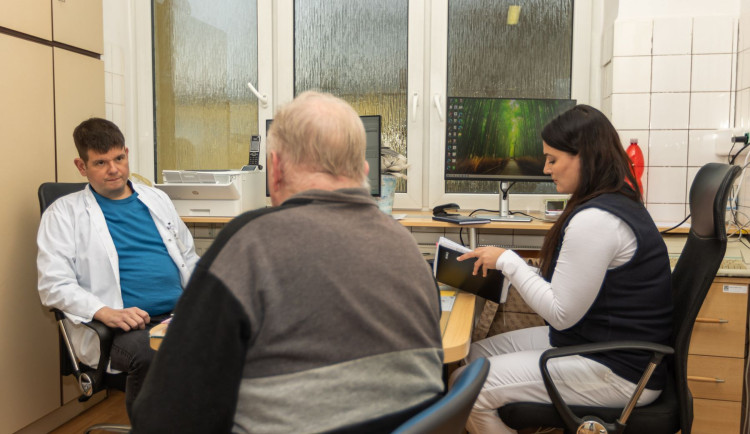 Nefrolog Jan Vachek a sestra stodské ordinace Nikola Gustová