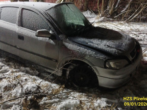 Sněžení silně komplikuje dopravu, hasiči zasahují u několika nehod. Výstraha zpřísnila