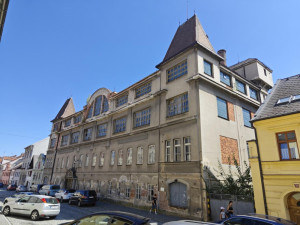 Město hledá návrhy na využití obří továrny na tkanice a stuhy z roku 1884