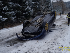 U Kamenného Újezdu u Rokycan havarovalo osobní auto a přetočilo se přes střechu. Jedna osoba skončila v péči záchranářů.