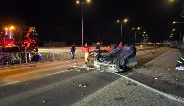 Řidič na drogách a se zákazem řízení boural v Brně, měl být už dávno za mřížemi