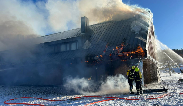 Devět cisteren a hasiči ze dvou krajů. Na Prachaticku hoří rodinný dům