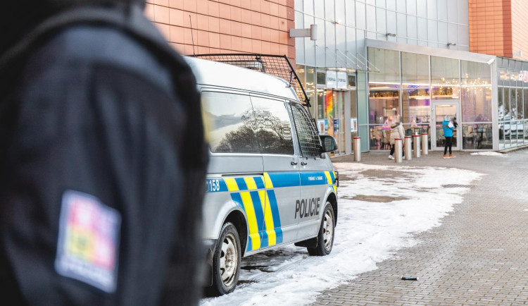 Kradené auto posloužilo zlodějskému páru jako hotel na jednu noc. Další už nestihli