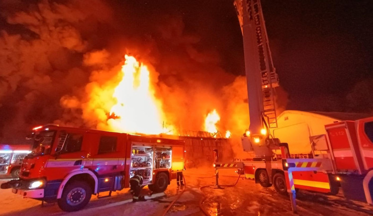 Požár haly v Plané.  Na místě zasahují desítky hasičů, vyhlášen třetí stupeň poplachu