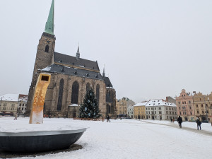 Lidé se na náměstí stále mohou kochat vánočním stromem, nejde odstrojit kvůli mrazům
