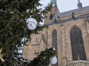 Lidé se na náměstí stále mohou kochat vánočním stromem, nejde odstrojit kvůli mrazům