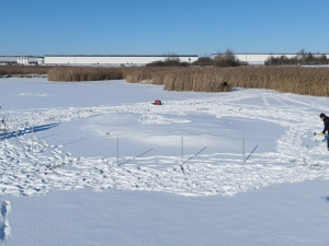 Zamrzlý rybník umožnil zatlouct trubky do dna. Vznikne hnízdní ostrůvek pro racky