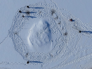 Zamrzlý rybník umožnil zatlouct trubky do dna. Vznikne hnízdní ostrůvek pro racky