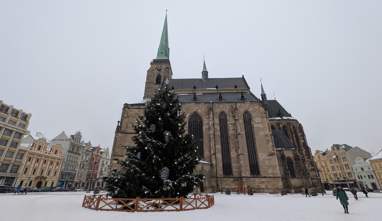 Lidé se na náměstí stále mohou kochat vánočním stromem, nejde odstrojit kvůli mrazům