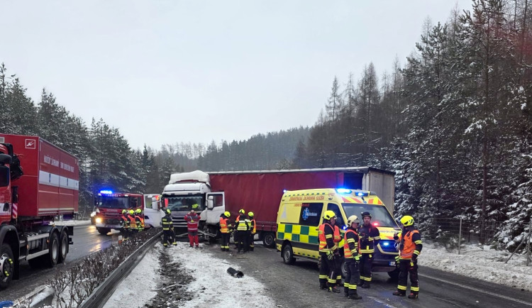 Silnici I/13 uzavřel u Jítravy ve směru na Liberec vzpříčený kamion, blokuje oba pruhy