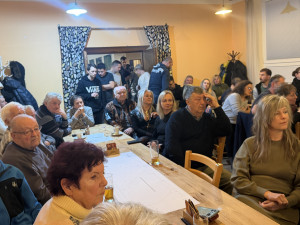 Obyvatelé obce při veřejném zasedání
