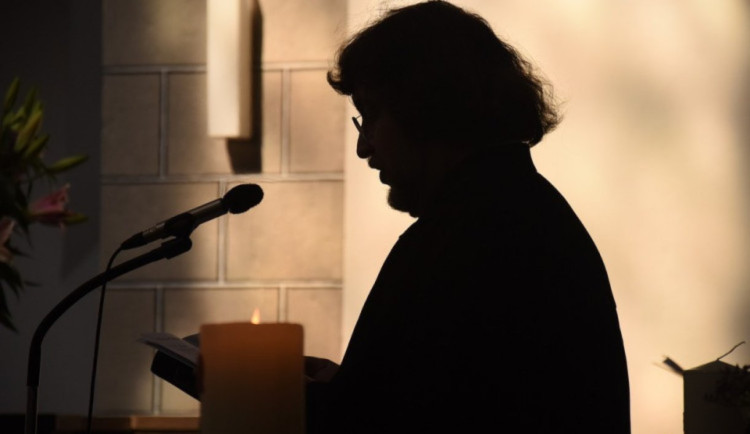 Ústavní soud se zastal ženy, kterou sexuálně obtěžoval kněz. Policie měla pochybit