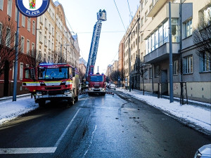 Padající led ohrožoval chodce v Plzni na Slovanech, foto: Městská policie Plzeň