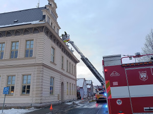 Hasiči v Boru na Tachovsku zase odklízeli sníh ze střechy mateřské školy, foto: Hasiči Bor