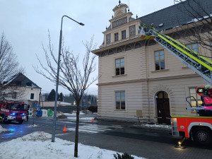 Hasiči v Boru na Tachovsku zase odklízeli sníh ze střechy mateřské školy, foto: Hasiči Bor
