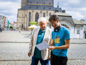 Hvězdně obsazený film Někdo to rád v Plzni má venku trailer, titulní píseň bude od Hrůzy