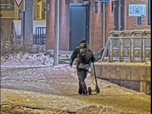 Bizarní video opilého koloběžkáře na ledě. Pád, močení na zeď i jízda v protisměru