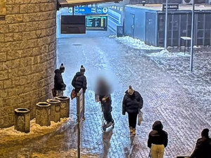 Bizarní video opilého koloběžkáře na ledě. Pád, močení na zeď i jízda v protisměru